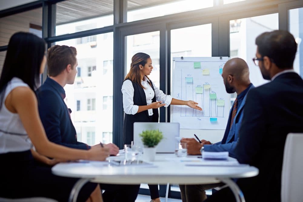 Professionnels réunis dans un espace de travail